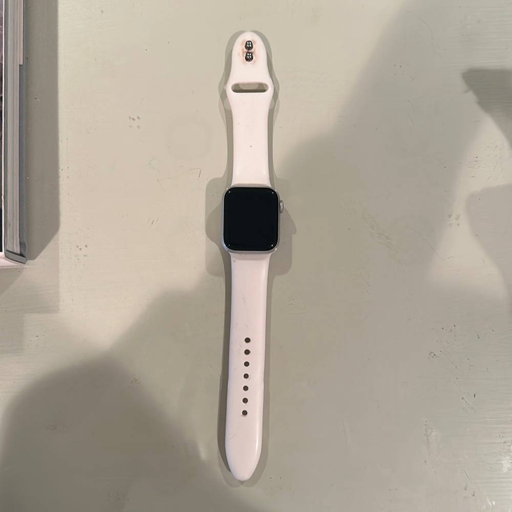 Series 4 40mm Apple Watch with white band